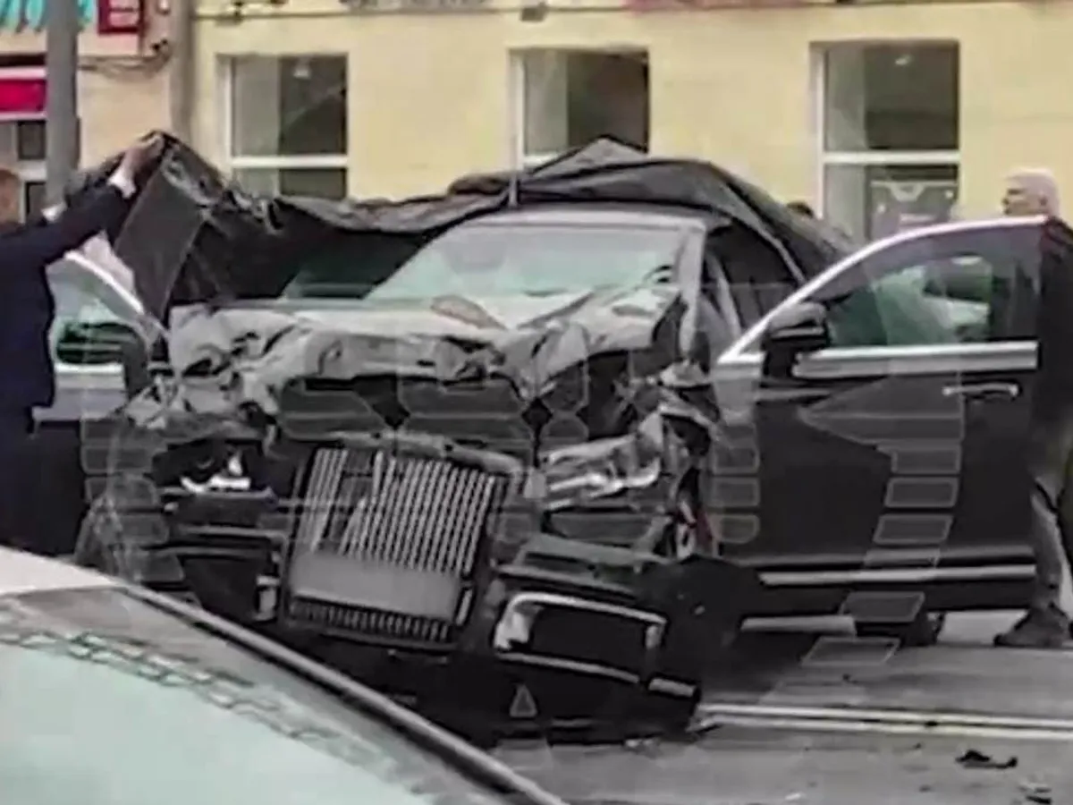 O limuzină Aurus Senat din parcul auto al Bisericii Ortodoxe Ruse a intrat cu viteză, în plin, într-un Volvo XC60 și a rămas aproape fără bot - Foto: captură video