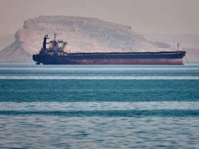 O navă de marfă vrac stă ancorată, în Strâmtoarea Ormuz, în largul orașului Bandar Abbas, din Iran - oto: Profimedia Images