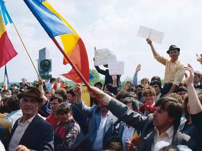 FLORI ȘI BANI Pe 7 mai 1990, moldovenii de pe
ambele maluri s-au reîntâlnit pe „Podul de flori”. Stânga: la Albița. După 30 de ani, florile nu mai ajung. România trebuie să ajute Moldova mai ales financiar - Foto: Getty Images