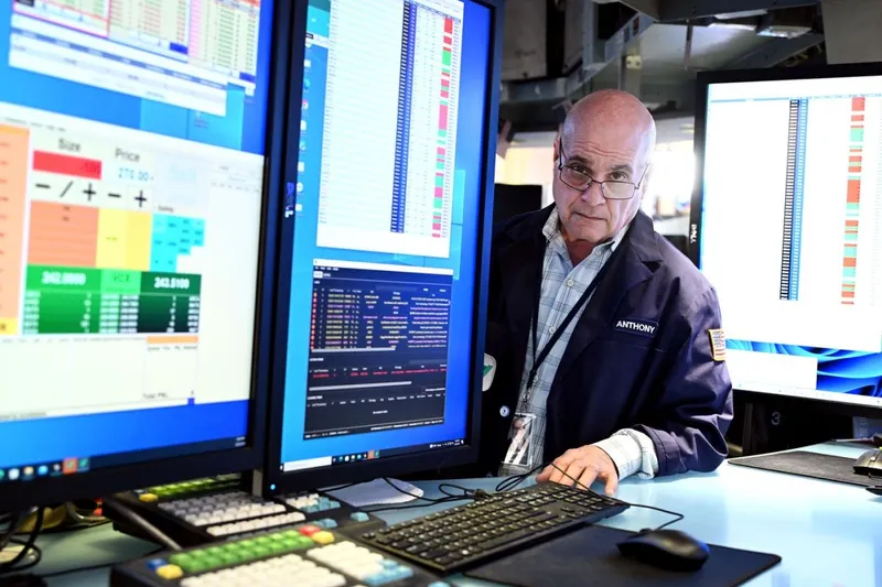 Zi complicată la Bursă. Trader stresat la NYSE, principalul rival al NASDAQ - Foto: Profimedia Images (Imagine cu caracter ilustrativ)