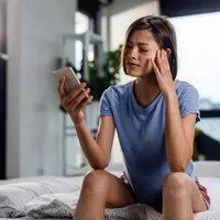 O femeie citește un mesaj pe telefon - Foto: Freepik (rol ilustrativ)