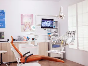 Un copil ar fi rămas bâlbâit după ce dentistul i-a scăpat o freză pe gât. Daune de 15.000 euro - Foto: Profimedia Images (imagine cu rol ilustrativ)