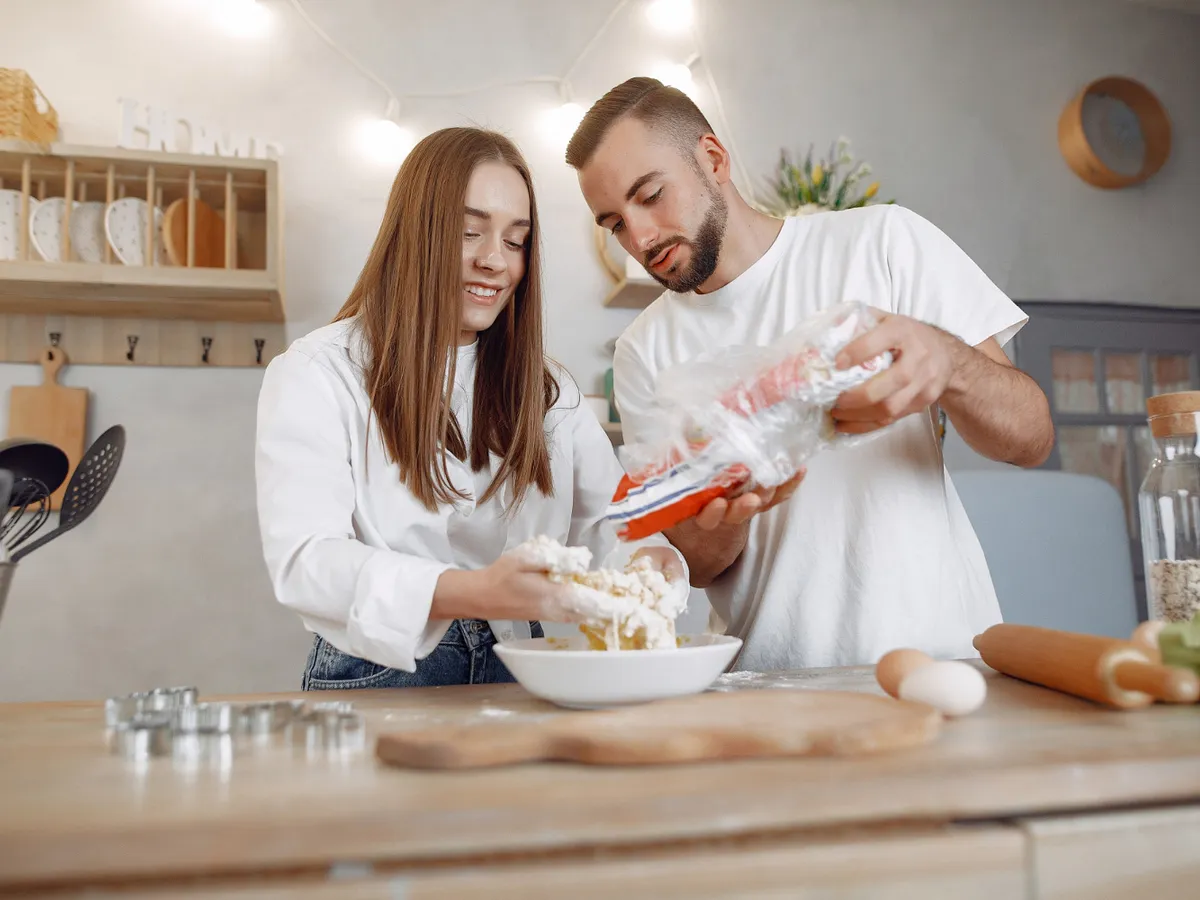 Cuplu care gătește - Foto: Freepik (Imagine cu rol ilustrativ)
