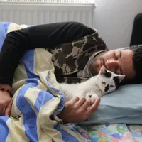 Pisica scoasă, după 129 de ore, de sub dărâmături, a fost adoptată