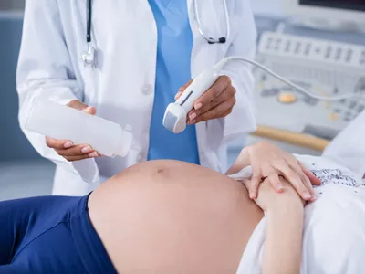 Femeie însărcinaă la un consult medical - Foto: Freepik (rol ilustrativ)