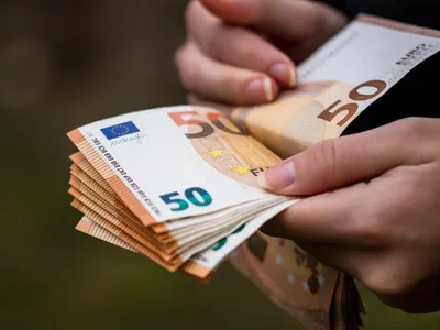 Banca Centrală Europeană va retrage din circulație bancnotele vechi de 50 euro. Când expiră complet? Foto: Frepik (fotografie cu caracter ilustrativ)