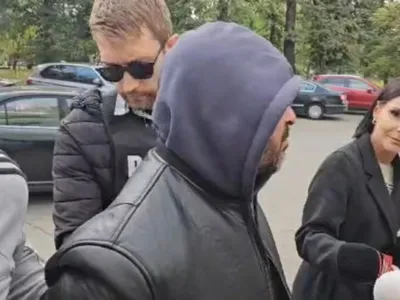 VIDEO „Dacă aveam o mitralieră vă împușcam pe toți” Declarații șocante ale bărbatului care a vrut să-și incendieze mașina într-o benzin