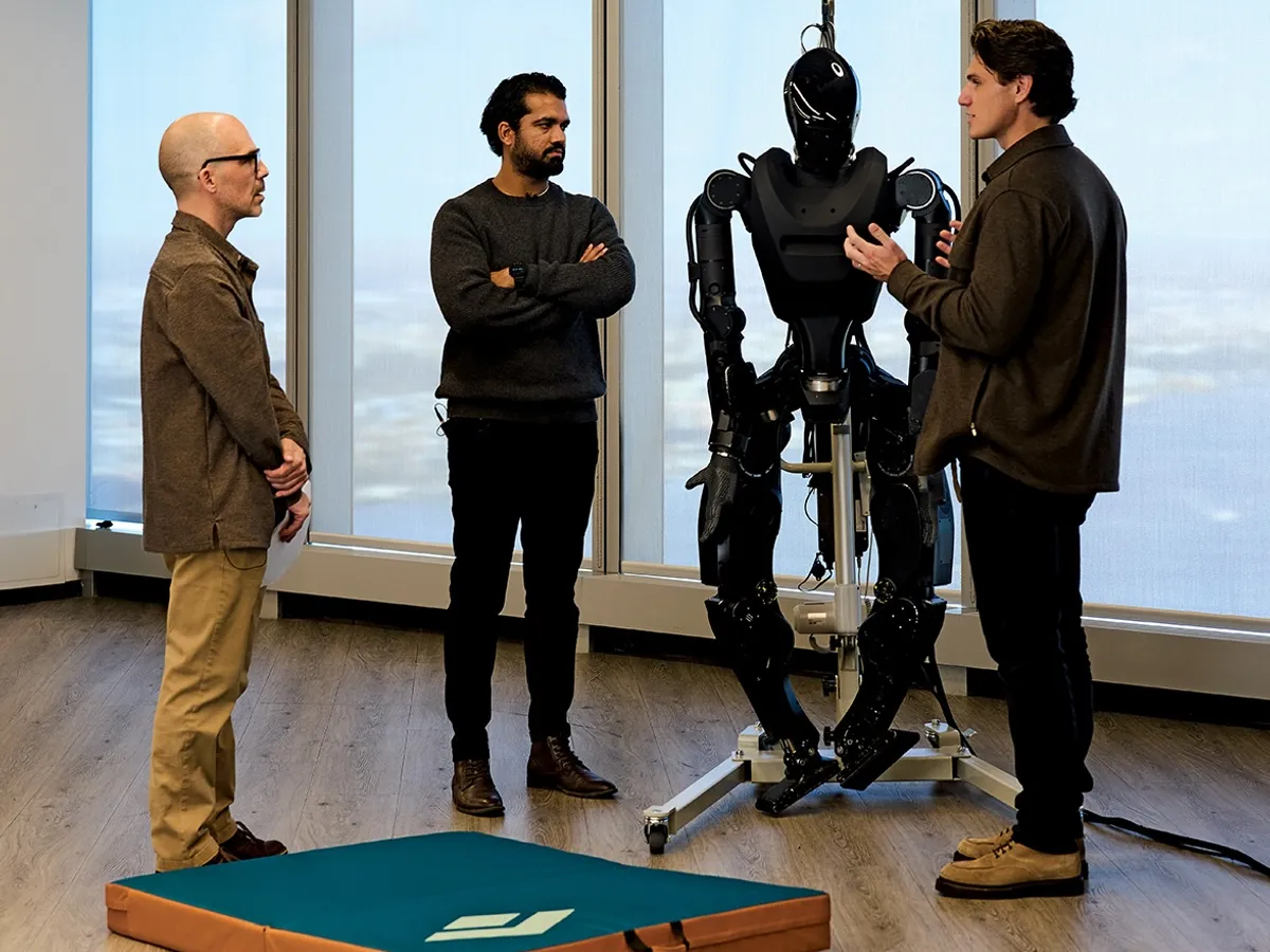 DEMONSTRAȚIE Pathak (în stânga) și LeBlanc, cu Phantom, în timpul vizitei lor la sediul global al Newsweek, unde robotul a ocupat un post la recepție, dar a întâmpinat și probleme tehnice
