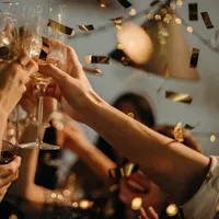 Premierul Florin Cîţu a anunţat că Guvernul are pregătită o ordonanţă de urgenţă pentru suspendarea activităţii cluburilor şi restaurantelor care nu respectă măsurile de protecţie sanitară. / Foto: monitorulcj.ro