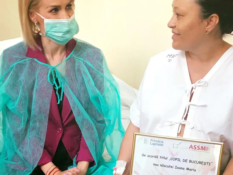 Gabriela Firea s-a fotografiat cu prima mamă care a născut un copil după ce a fost beneficiara unui tratament de fertilizare in vitro, sponsorizat de Primăria Capitalei, în valoare de 3.500 de euro. Sursa foto: Facebook Gabriela Firea