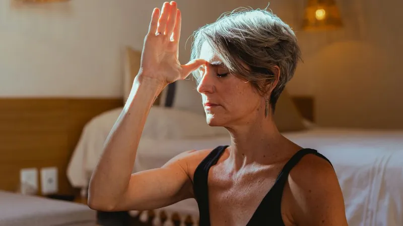 Femeie în etate meditând - Foto: Pexels/Los Muertos Crew