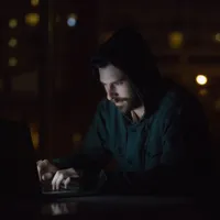 Un român care se dădea drept femeie pe internet a păcălit mai mulți bărbați. Cum le-a luat 42.000€ ? - Foto: Profimedia/ Imagine cu caracter ilustrativ