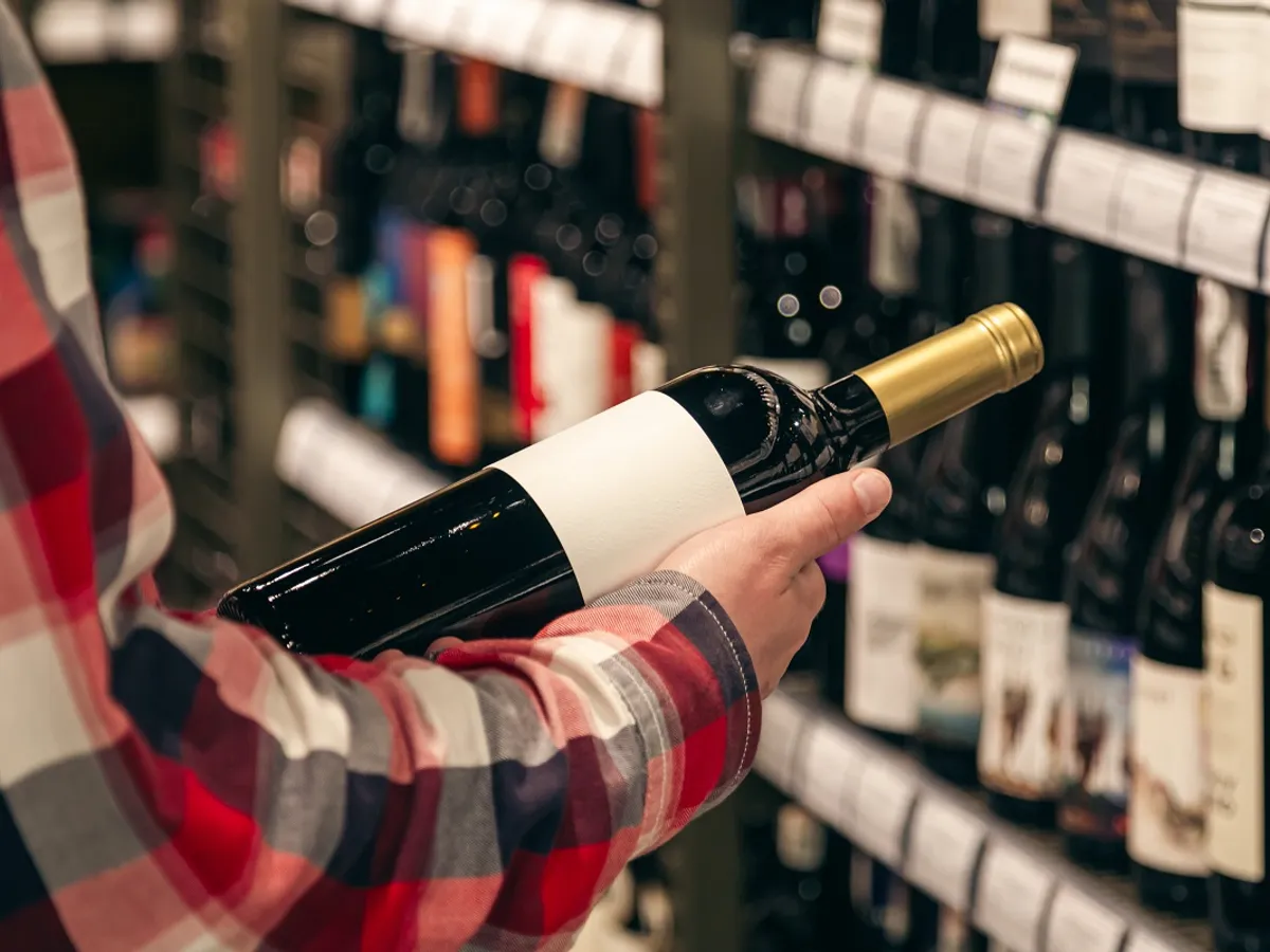 Bărbat sticlă de vin