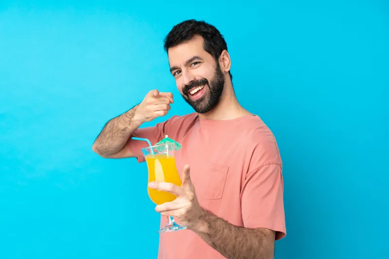 Bărbat care bea suc de portocale - Foto: Freepik (Imagine cu rol ilustrativ)