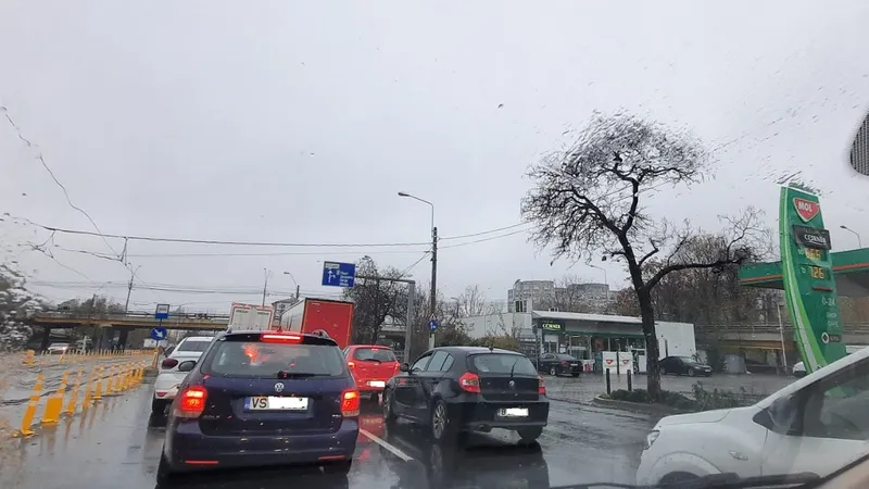 Trafic aglomerat pe Calea Giulești din BucureștiFoto: amator