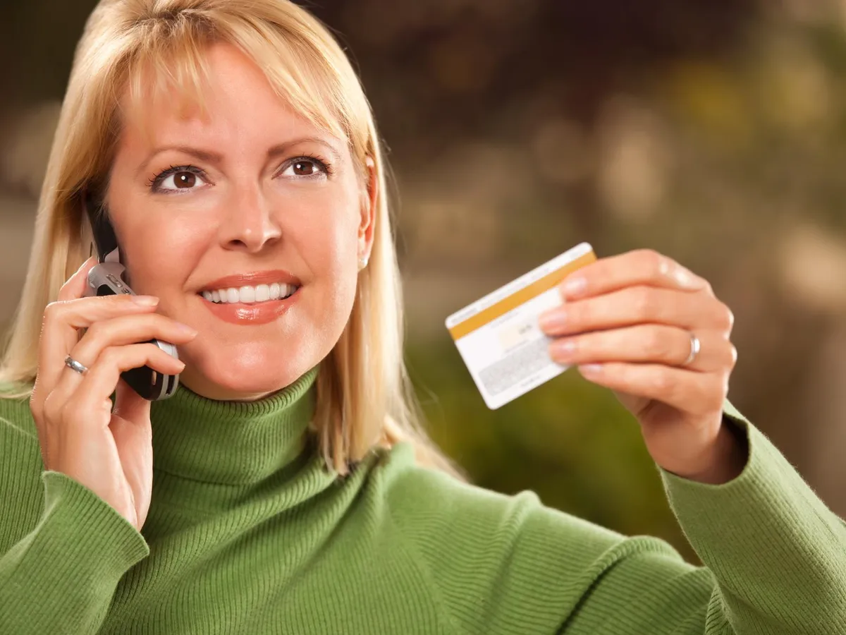 Pensionar care ia pensie pe card - Foto: Freepik