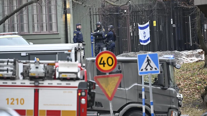 Atentat terorist la Ambasada Israelului din Suedia. O bombă armată, descoperită în incinta clădirii - Foto: Profimedia images