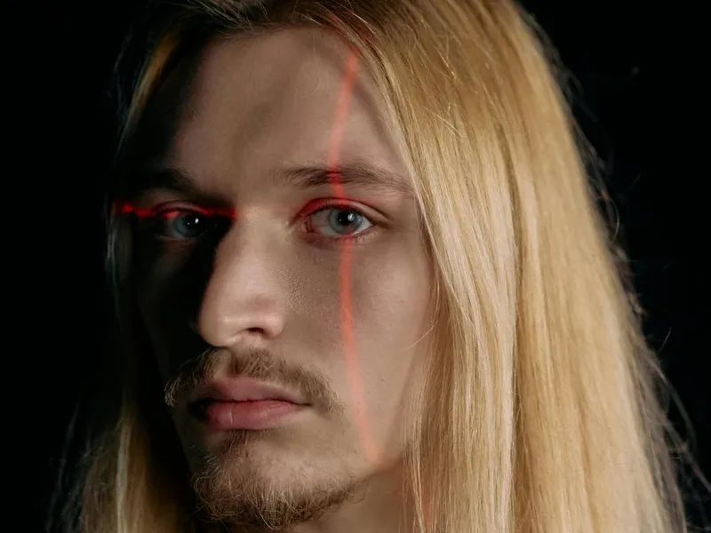 Bărbat a cărui faţă este examinată biometric - Foto: Pexels/cottonbro studio