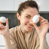 Femeie care ține două ouă în mâini - Foto: Freepik (Imagine cu rol ilustrativ)