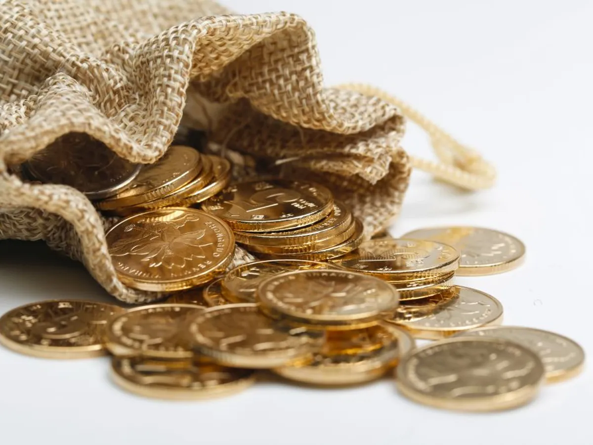 Monede de aur RMB (renminbi chinezeşti), într-un sac de pânză - Foto: Freepik/xb100