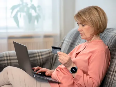 Pensia intră vineri pe card - Foto: Freepik