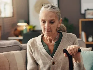 Pensionar care are o pensie mică - Foto: Freepik