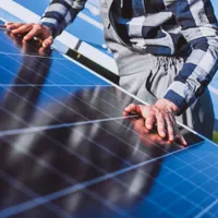 Cum poți pune GRATUIT panouri fotovoltaice la bloc? Ce înțelegere trebuie să faci cu vecinii? - Foto: Freepik (Imagine cu rol ilustrativ)