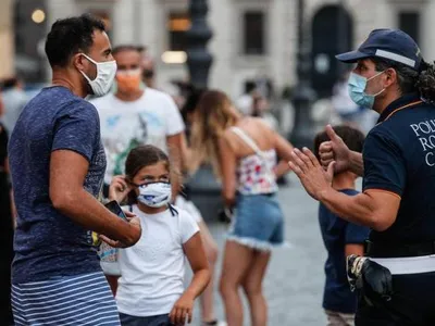 Purtarea măștii este obligatorie și în aer liber în Italia. / Foto: teletrader.com