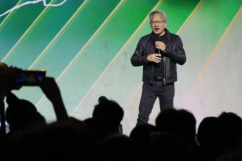 Jensen Huang, CEO-ul Nvidia, lans&acirc;ndu-şi la Taipei cipul RTX Spark - Foto: Profimedia Images
