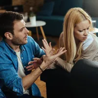 Ai aflat că partenerul te înșală, dar în relație vă înțelegeți bine. Îi spui sau taci? - Foto: Freepik (Imagine cu rol ilustrativ)