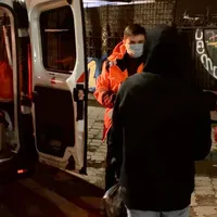 Echipa Carusel distribuie pachete din timpul stării de urgență oamenilor vulnerabili. Sursa: Facebook Carusel
