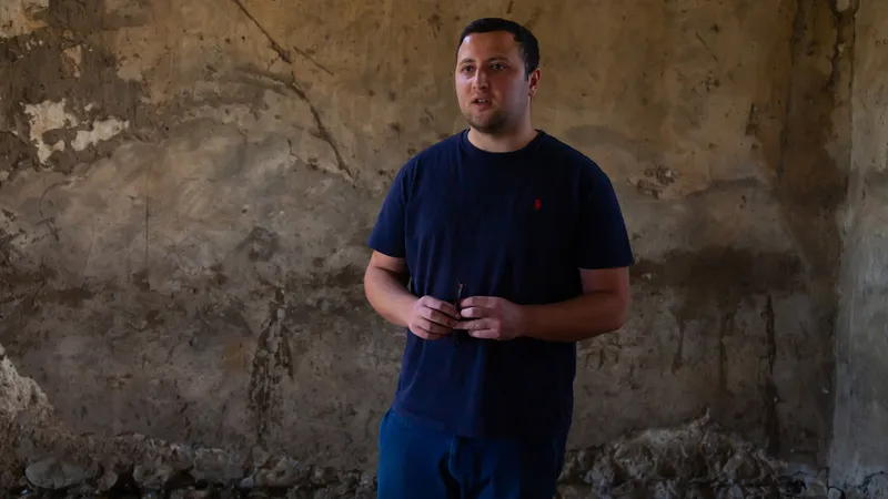 Islam Mammadkhanov prezintă o moschee de sat care a supraviețuit miraculous. În ea era ținută turma de animale domestice Foto: Realitatea.md