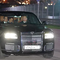 Aurus Senat seamănă cu un Rolls Royce Phantom împerecheat cu un Mercedes S-Klasse.