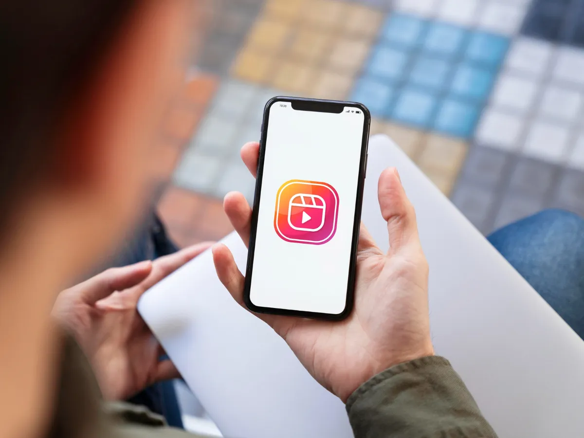 Persoană care stă pe Instagram - Foto: Freepik (rol ilustrativ)