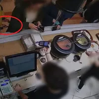Un bprbat a fost prins în timp ce fura un telefon mobil Foto: Captură video camere de supraveghere