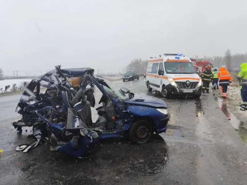 „Drumum morții”, DN 2, și-a luat iar tributul. Accident mortal, între o ambulanță și o mașină - Foto: ISU Vrancea