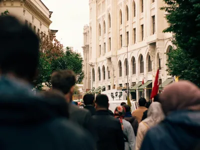 Oameni mergând pe stradă, prin oraş - Foto: Pexels/Berna (Imagine cu caracter ilustrativ)