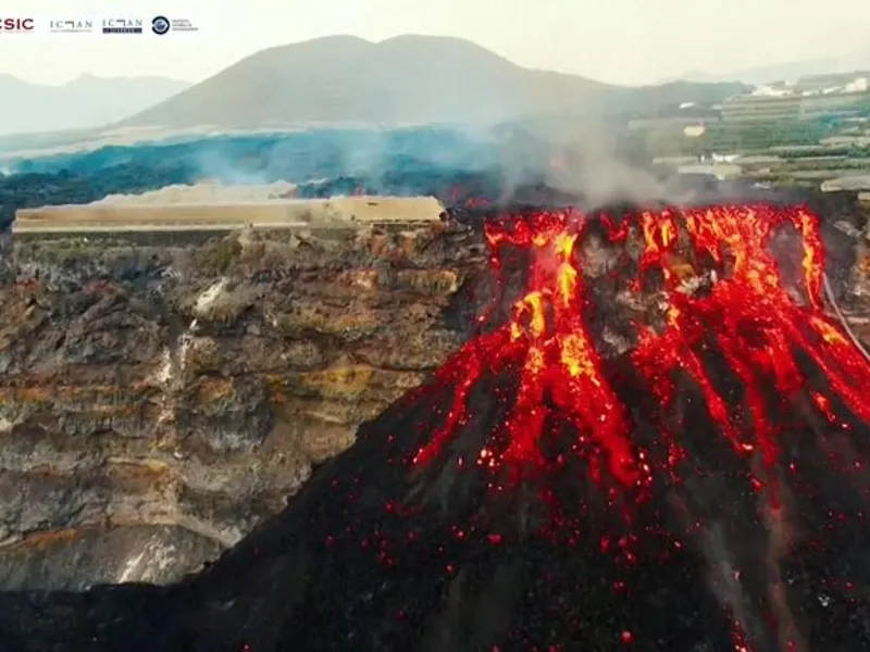 Conul vulcanului din La Palma s-a prăbușit, râul de lavă s-a lărgit și înaintează spre ocean/FOTO: skynews