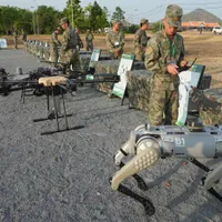 China a testat câini-roboți mortali, dotați cu mitralieră. Par copiați după cei americani - Foto: Profimedia Images