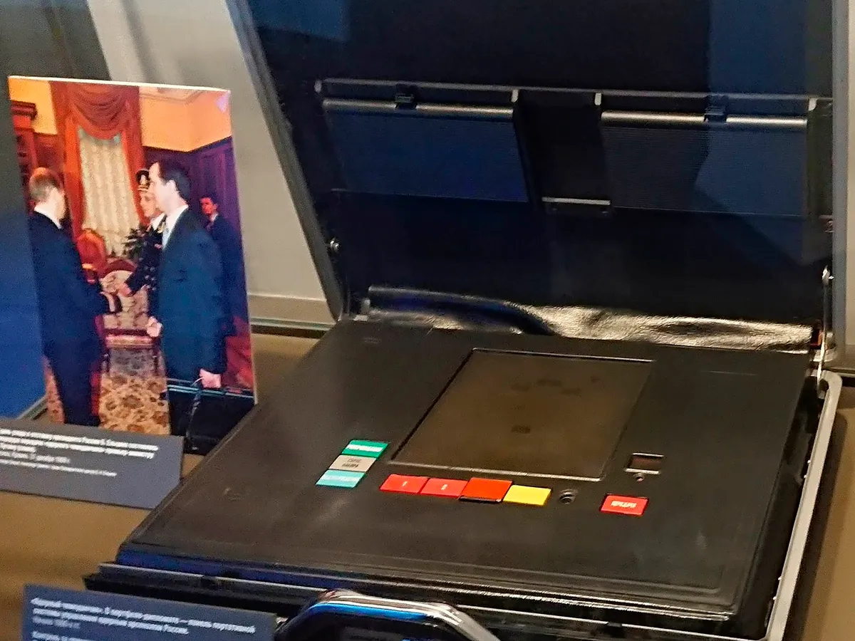 Valiza nucleară a lui Boris Elțîn, expusă la Muzeul Elțîn - Foto: Profimedia Images