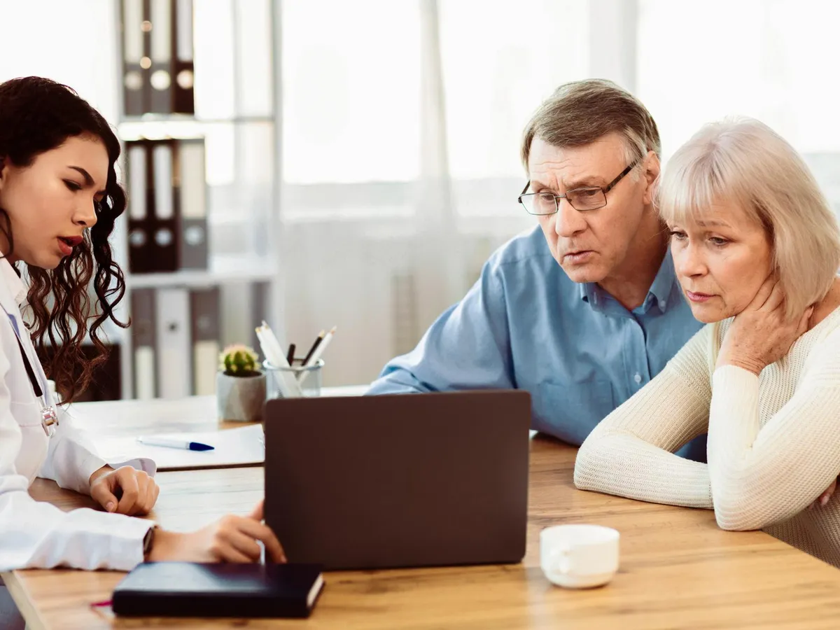 Pensionari luând informații despre pensii - Foto: Freepik