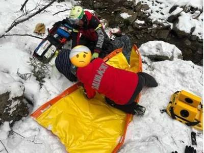 Accident cumplit în Azuga. Om rănit grav, a sărit cu snowmobilul în albia pârâului. În ce stare este: FOTO - Salvamont Prahova(imagin cu rol ilustrativ)