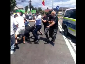 VIDEO Cinci polițiști, bătuți crunt cu pumni și bâte de participanții la o înmormântare / / Libertatea