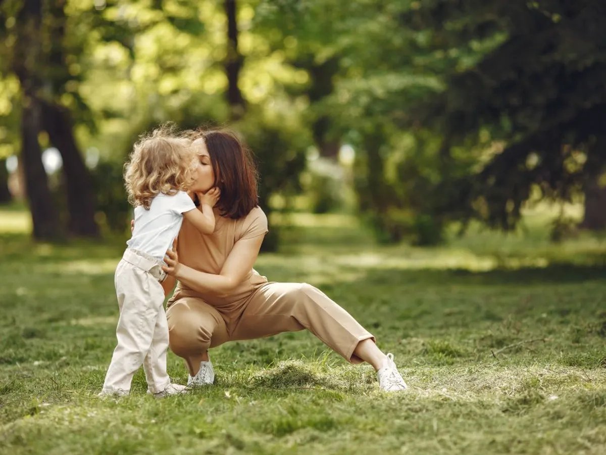 Mamă cu copil în poieniţă - Foto: Magnific.com/prostooleh