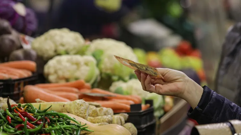 Unul dintre cele mai consumate alimente de români se vinde la preț dublu, față de 2021. Cât costă? - Foto: INQUAM Photos/ Octav Ganea/ Imagine cu caracter ilustrativ