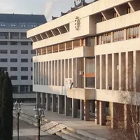 Drapelul Ungariei, arborat deasupra intrării principale a Consiliului Județean Harghita