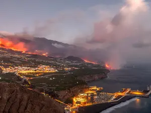 Vulcanul Cumbre Vieja a erupt din nou. Traficul aerian din jurul insulei La Palma, perturbat. / Foto: atalayar.com