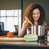 Ai pus prea multă sare în ciorbă? Un truc te ajută să salvezi întreaga oală cu mâncare - Foto: Freepik (Imagine cu rol ilustrativ)
