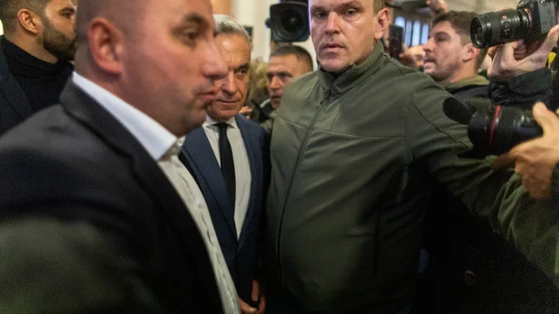 Jurnaliștii au fost bruscați violent de bodyguarzii lui Călin Georgescu Foto: Mugur Vărzariu