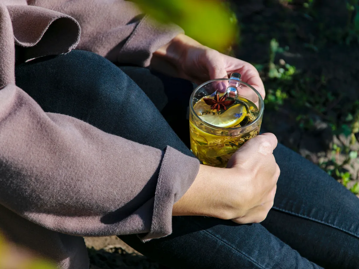 Persoană care bea ceai - Foto: Freepik (Imagine cu rol ilustrativ)